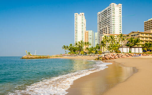 Der malerische Strand in Puerto Vallarta, Pazifikküste, Mexiko © karamysh / Shutterstock.com