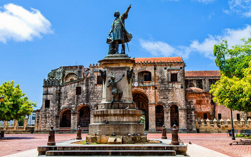 © hessbeck / Shutterstock.com Kolumbus Denkmal und Kathedrale von Santo Domingo © hessbeck / Shutterstock.com