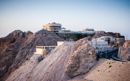 Luxusgebäude am Jebel Hafeet Berg in der Nähe von Al Ain, VAE © Arthur Hidden / shutterstock.com