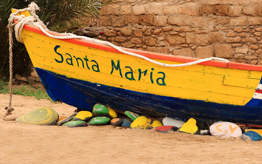Farbenfrohes Boot in Santa Maria auf der Kap Verde Insel Sal © Michel Borges / Shutterstock.com