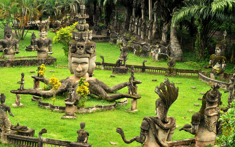 Zahlreiche Buddha-Statuen im Buddha Park in Vientiane © taboga./ shutterstock.com