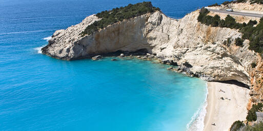 Der Strand Porto Katsiki auf Lefkas, umgeben von der felsigen Küste © Panos Karas / Shutterstock.com