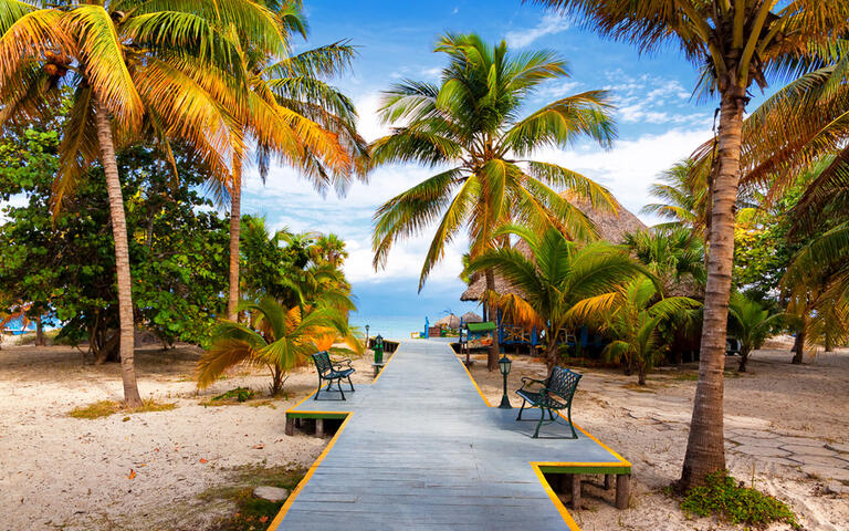 Der Steg führt zum tropischen Strand Varadero © Kamira / Shutterstock.com