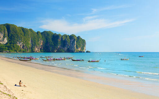 Boote am feinsandigen Ao Nang Strand, Krabi, Thailand © Petr Malyshev / Shutterstock.com