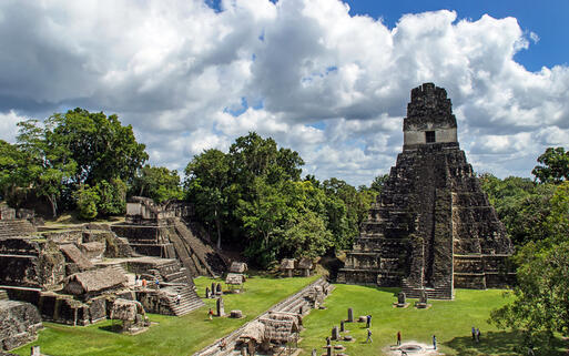 Antike Maya Pyramide in Tikal, Guatemala © Vladimir Korostyshevskiy / Shutterstock.com