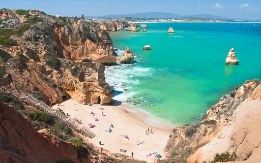Blick auf einen kleinen Sandstrand an der Algarve im Süden Portugals © Karola i Marek / Shutterstock.com