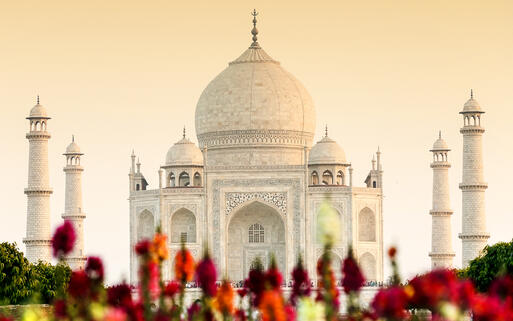 Das weltbekannte Mausoleum Taj Mahal bei Sonnenuntergang, Agra, Uttar Pradesh, Indien © Rechitan Sorin / Shutterstock.com