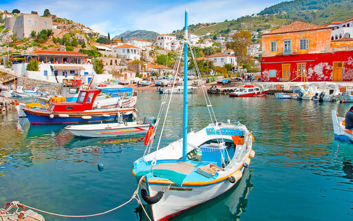 Hafen von Kamini auf der Insel Hydra © Nikos Psychogios./ shutterstock.com