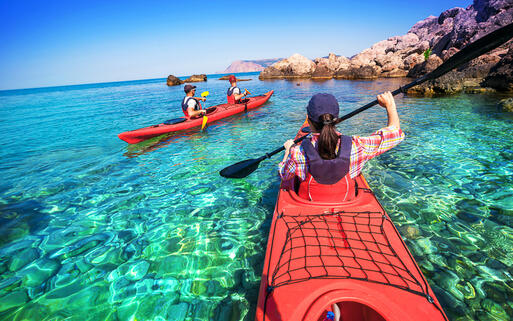 © kuznetcov_konstantin Mit dem Kayak eine tropische Insel entdecken © kuznetcov_konstantin