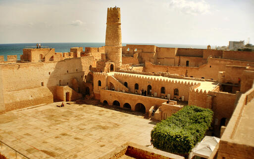 Ein Fort an der Küste von Monastir, Tunesien © meunierd / Shutterstock.com