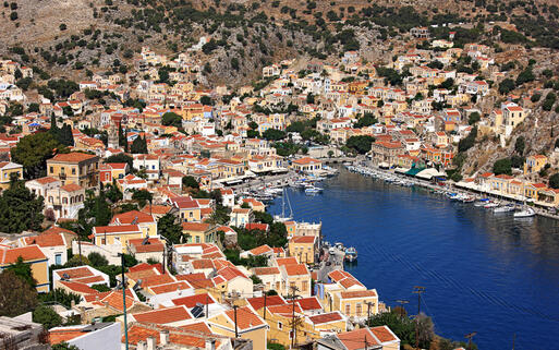 Blick auf den Hafen von Gialos © Heracles Kritikos / Shutterstock.com