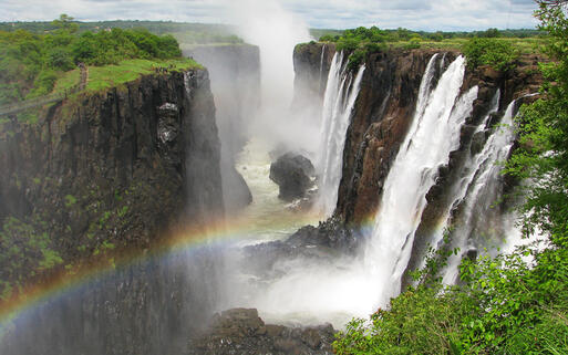 Die Victoria Wasserfälle liegen an der Grenze zwischen Sambia und Simbabwe © Przemyslaw Skibinski / Shutterstock.com