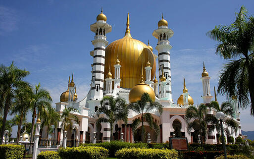 Moschee Ubudiah mit ihrer goldenen Kuppel © jeffreychin  / Shutterstock.com