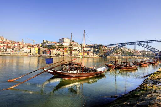 Boote am Fluss Duero © Samo Trebizan / Shutterstock.com