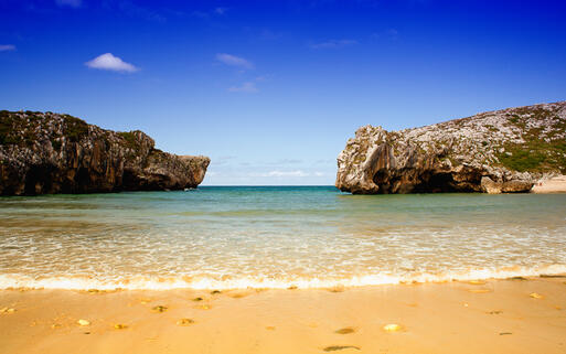 Der Strand Cuevas del Mar in der Nähe von Llanes © bepsy / Shutterstock.com