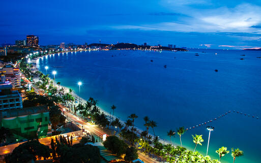 Blick auf Pattaya bei Nacht, Südostthailand © puwanai / Shutterstock.com