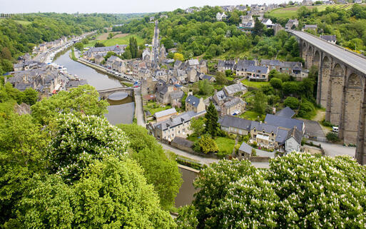 Dinan, umgeben von Stadtmauern © PHB.cz (Richard Semik) / Shutterstock.com