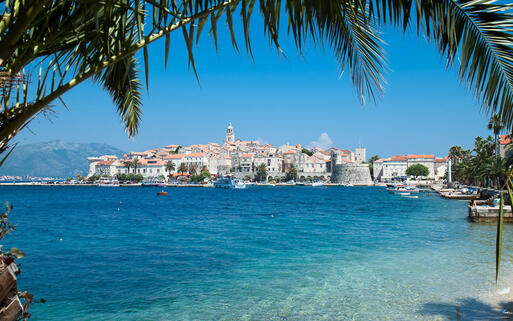 Blick auf die malerische Hafenstadt Korcula die auf der gleichnamigen Insel liegt © Aleksandar Todorovic / shutterstock.com