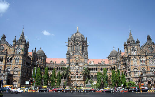 Ein alter Bahnhof in Mumbai © Sapsiwai / shutterstock.com