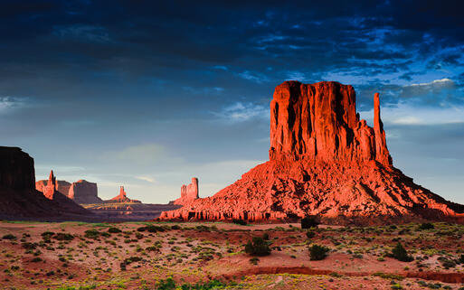 Monument Valley bei Sonnenuntergang © Peter Wey / shutterstock.com