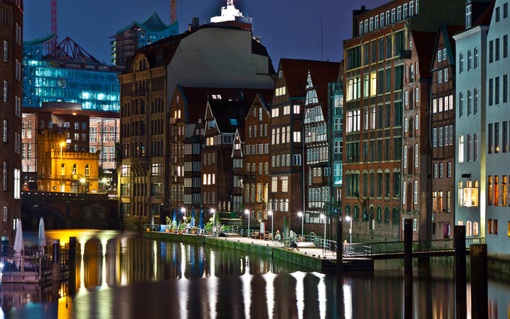 Blick auf alte Häuser am Hamburger Kanal bei Nacht © Jorg Hackemann / Shutterstock.com