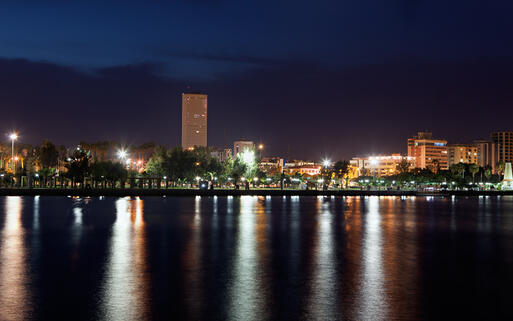 Die leuchtende Skyline von Mersin bei Nacht © muratart / Shutterstock.com