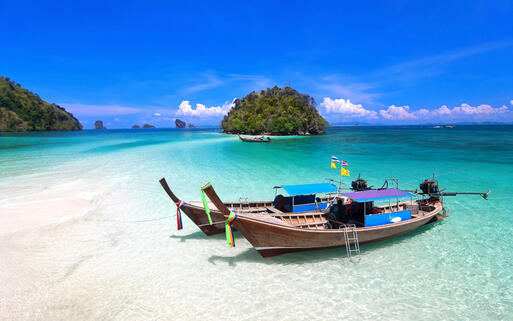 Traditionelle Thai-Boote in der Andaman See, Thailand © jeep2499 / Shutterstock.com