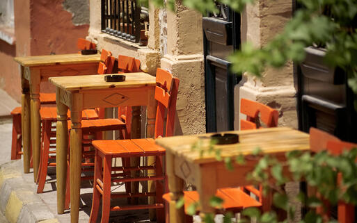 Kleines Strassencafe in Ayvalik, Türkei © jokerpro / shutterstock.com