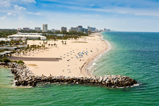 Blick auf den langen Sandstrand von Fort Lauderdale, Florida Ostküste, USA © Ruth Peterkin / Shutterstock.com