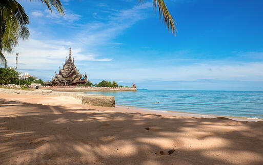 © Lily81 / shutterstock.com Strand vor dem Wang Boran & Prasat Mai Tempel, Pattaya, Thailand © Lily81 / shutterstock.com