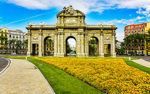 Der Triumpfbogen Puerta de Alcalá an der Plaza de la Independencia im Zentrum der Stadt Madrid © kavram  / Shutterstock.com