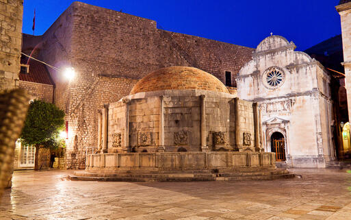 Der imposanten Onofrio-Brunnen liegt am kleinen Platz am Pile Tor von Dubrovnik © Lisa S. / shutterstock.com