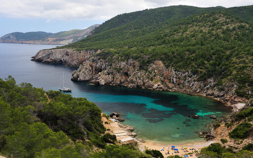 Kleine Bucht in Cala d'en Serra, Ibiza, Spanien © Eric Gevaert / shutterstock.com
