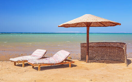 Einladende Strandliegen am roten Meer © Patryk Kosmider