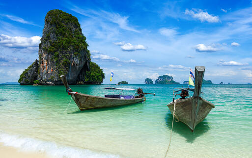 Boote in einer Bucht vor Krabi, Thailand © f9photos / Shutterstock.com
