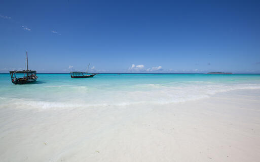 © Dr_Flash / Shutterstock.com Boote am Nungwi Beach © Dr_Flash / Shutterstock.com