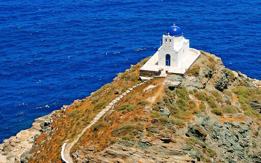 Eine kleine Kapelle auf einem Hügel bei Kastro auf Sifnos © Nikos Psychogios  / Shutterstock.com