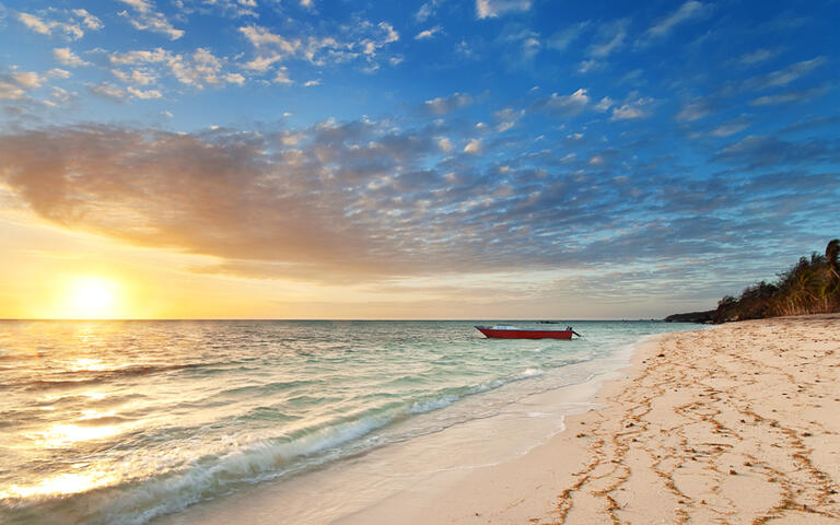 Sonnenuntergang auf der Insel Nanuya, Fidschi © Pawel Papis / shutterstock.com