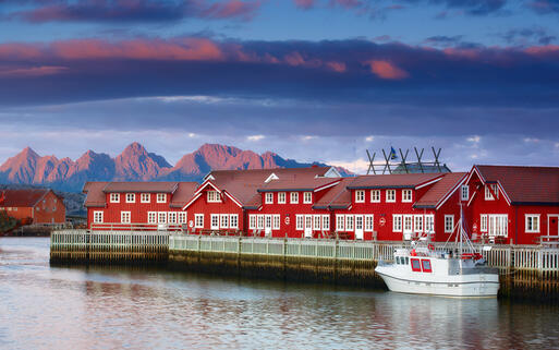 Typisch rote Holzhäuser am Hafen von Svovlvaer, Lofoten © Dhoxax / Shutterstock.com