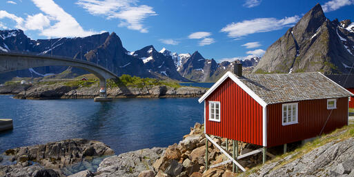 Traditionelle rote Fischerhütte aus Holz © Harvepino / Shutterstock.com