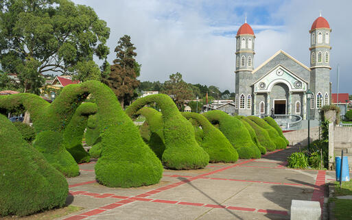 Die Zarcero Kirche mit ihrer kunstvollen Gartenanlage in Costa Rica © Olaf Speier / Shutterstock.com