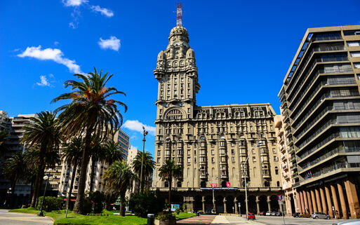 Die Plaza Independencia bildet den zentralen und größten Platz Montevideos, Uruguay © VojtechVlk / Shutterstock.com