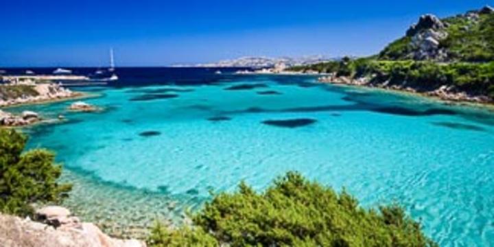 Bucht mit kristallklarem Wasser auf Sardinien © Kishnel / Shutterstock.com