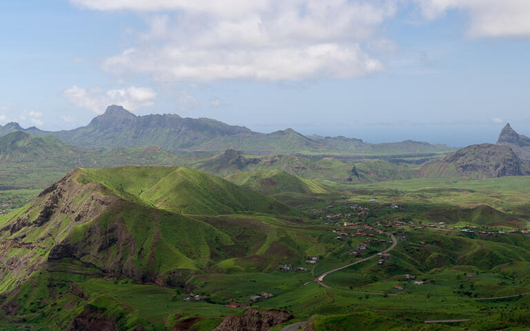 Berge und Täler auf der Kap Verde Insel Santiago © Alexander Manykin / Shutterstock.com