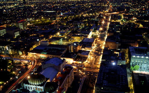Blick auf Mexiko Stadt bei Nacht © Mauricio Avramow / Shutterstock.com