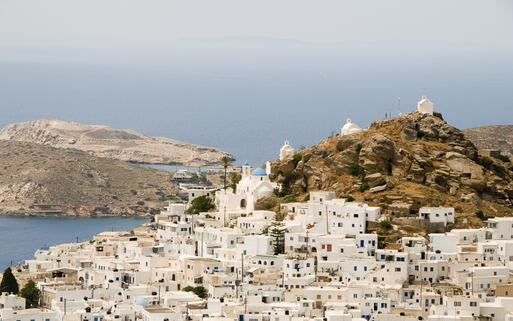 Die Chora auf Ios - mit den für Griechenland so typischen weißen Gebäuden © rj lerich  / Shutterstock.com