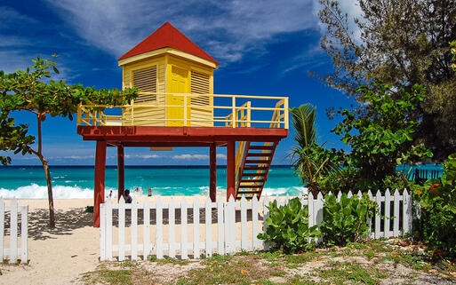 Farbenfroher Aussichtsturm für Rettungsschwimmer am Strand Grand Anse Beach, Grenada, Karibik © Pawel Kazmierczak / shutterstock.com