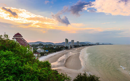 Sonnenuntergang am Strand von Hua-Hin, Westthailand © Niti Chuysakul / shutterstock.com