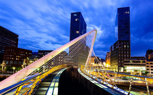 Fußgängerbrück in der baskischen Stadt Bilbao © Philip Lange / Shutterstock.com