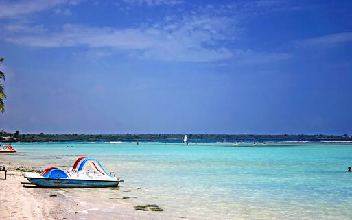 Der beliebte Strand von Boca Chica bei Santo Domingo © LUCARELLI TEMISTOCLE / Shutterstock.com